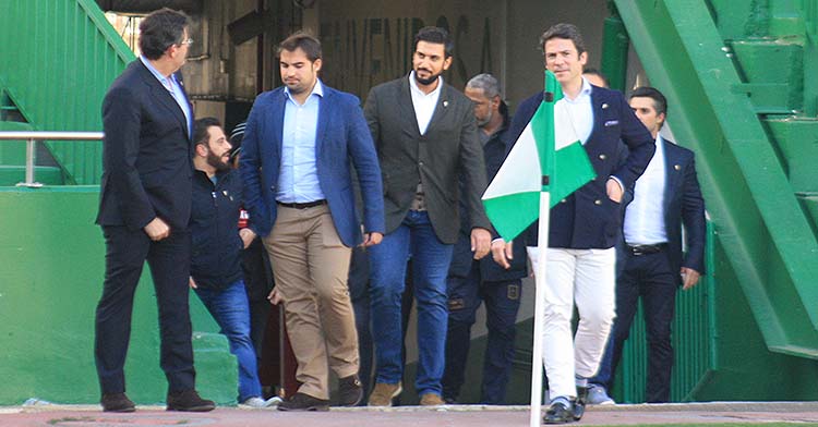 Abdulla Al-Nazin flanqueado por Javier González Calvo, Antonio Palacios y su cohorte particular en su última aparición en El Arcángel el 8 de marzo.