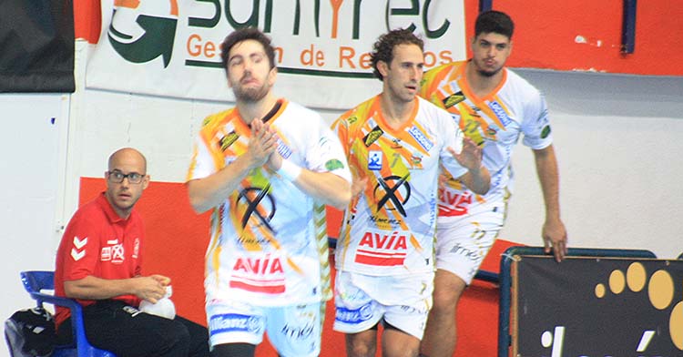 Consuegra, Sergio Barros y Nuno Gonçalves saltando a la pista del Alcalde Miguel Salas.