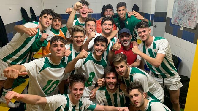 Los juveniles del Córdoba celebrando en el vestuario de Dos Hermanas uno de sus últimos triunfos con dos goles de Tate.