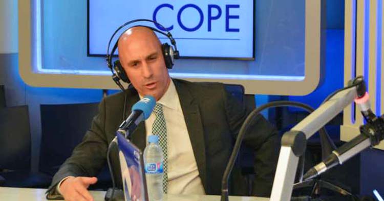 Luis Rubiales en uno de sus pasos por los estudios centrales de Cope.