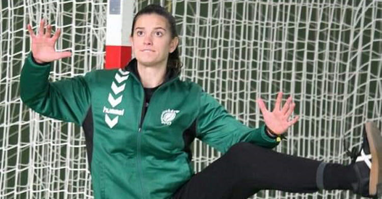 Alba Sánchez bajo las maderas. Foto: Balonmano Adesal