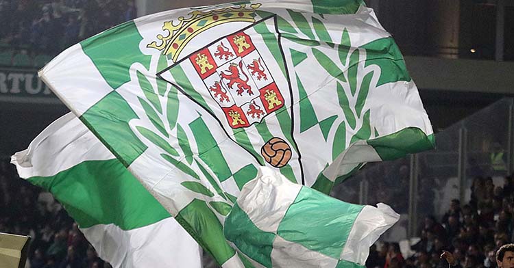 El cordobesismo enardeciendo sus colores con sus banderas.