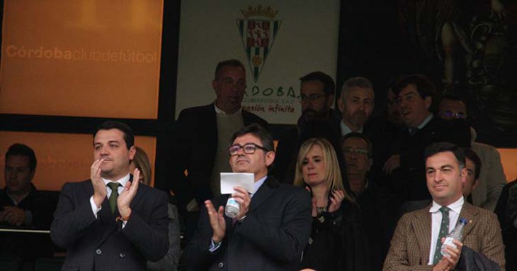 Entente. La comunión entre Javier González Calvo e Infinity con el Ayuntamiento de Córdoba es plena y el alcalde, José María Bellido, extiende su mano.