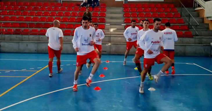 Los jugadores rojillos calentando. Foto: Bujalance FS