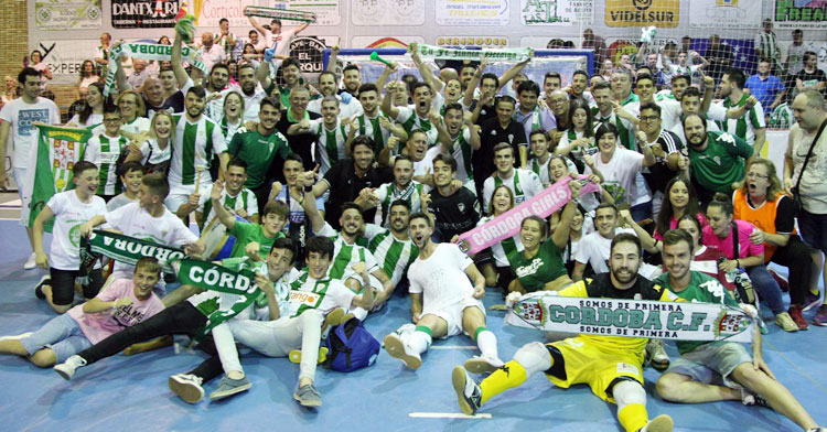 La celebración del Córdoba Futsal en la pista del Mengíbar