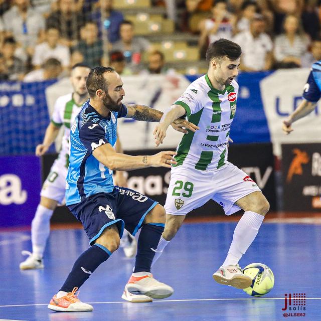 César Velasco conduciendo el balón ante Ricardinho, la imagen que mantiene en su whatsapp