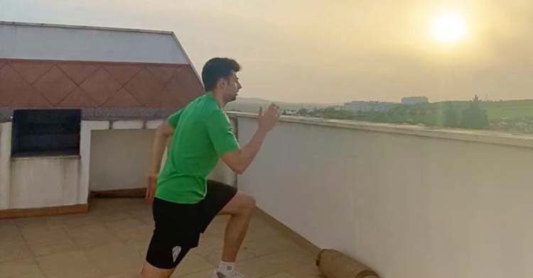César Velasco entrenando en la azotea de la casa de sus padres en Cabra al atardecer.César Velasco entrenando en la azotea de la casa de sus padres en Cabra al atardecer.