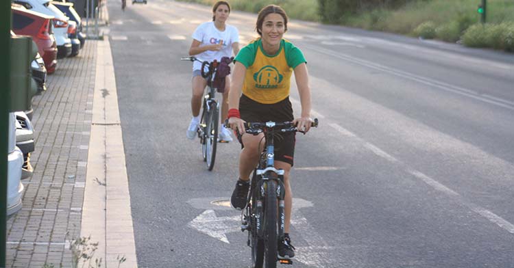 Dos chicas pasean con sus bicicletas por la Ronda Poniente.