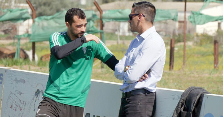 Miguel de las Cuevas hablando con el director deportivo, Juanito. Foto: CCF