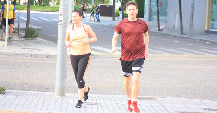 Una pareja hace deporte a su ritmo.
