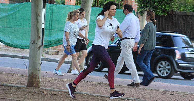 La ex Miss España Eva Pedraza corriendo por El Tablero escuchando música.