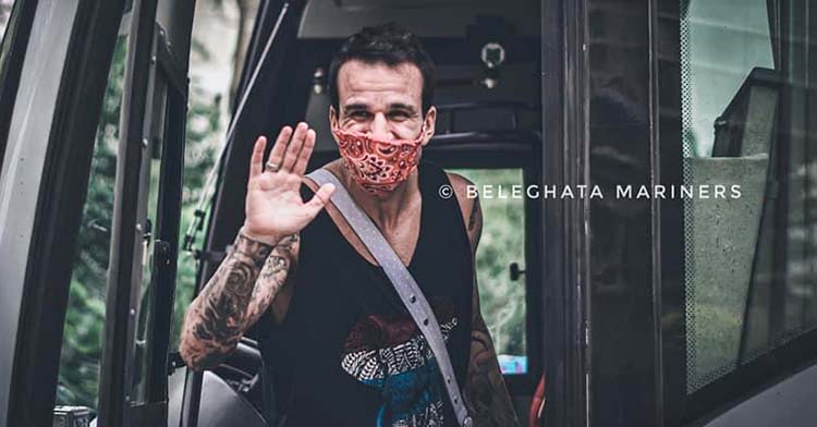 Fran González subiéndose en el autocar que los trasladó de Calcula a Dehli durante 40 horas de viaje.