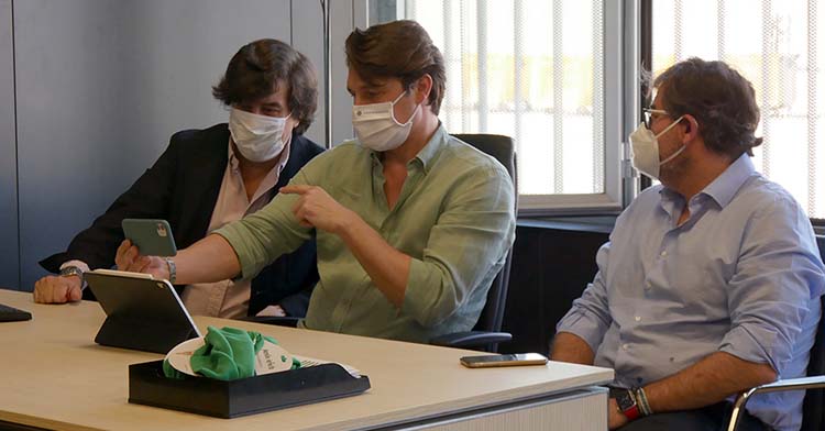 Jesús Coca, Adrián Fernández y Javier González Calvo en una reunión a su regreso a las oficinas de El Arcángel con sus mascarillas.