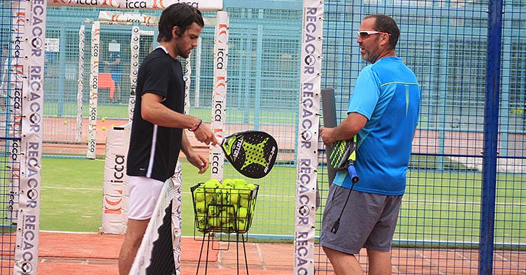 Javi Garrido junto a su entrenador Rafa García-Courtoy.