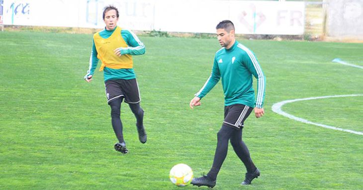 Jesús Álvaro con el balón en los pies y Raúl Cámara al fondo.