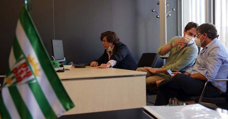 Los consejeros Jesús Coca, Adrián Fernández y Javier González Calvo trabajando en la vuelta a las oficinas de El Arcángel.