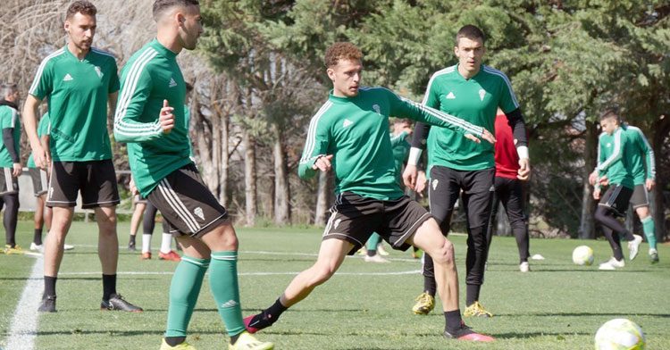 Jordi Tur en un rondo con el Córdoba. Foto: CCF
