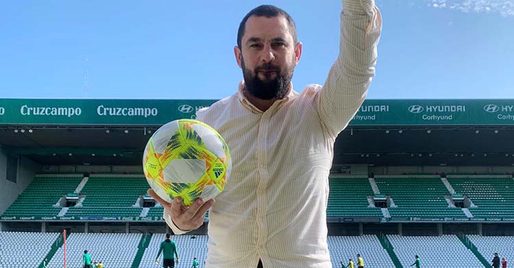 Jorge Rodríguez de Cózar posando con un balón en El Arcángel durante un entrenamiento del Córdoba CF.