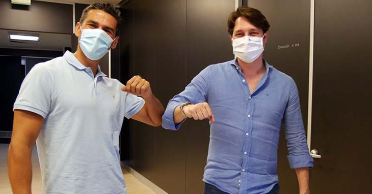Juanito y Adrián Fernández saludan con sus mascarillas puestas