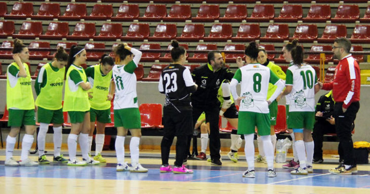 Juanma Cubero arengando a sus pupilas. Foto: Deportivo Córdoba Cajasur