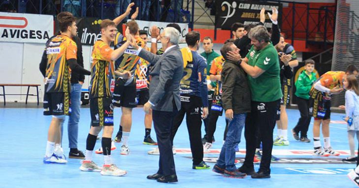 Mariano Jiménez y Paco Bustos celebrando con sus jugadores uno de los vitales triunfos que le dieron al Ángel Ximenez-Avia la histórica octava plaza.