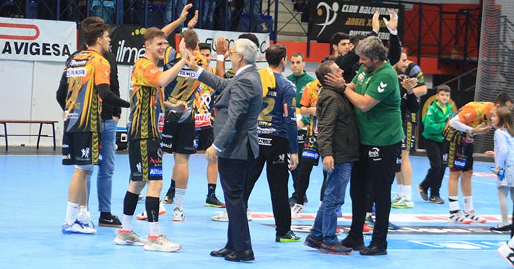 Mariano Jiménez y Paco Bustos celebrando con sus jugadores uno de los vitales triunfos que le dieron al Ángel Ximenez-Avia la histórica octava plaza.