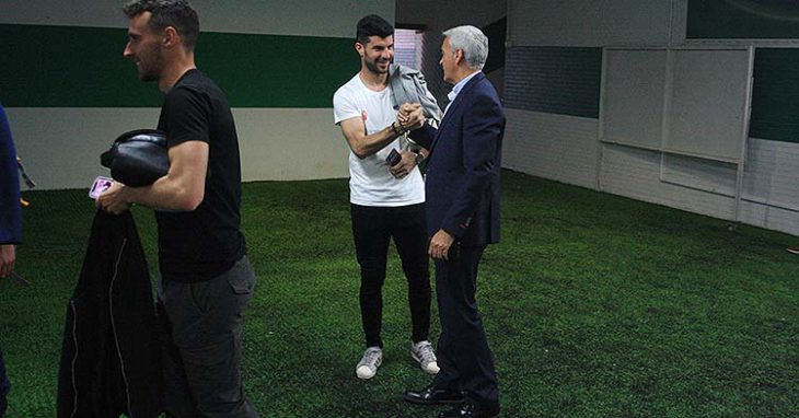 Miguel Valenzuela estrechando su mano a Willy.Miguel Valenzuela estrechando su mano a Willy.