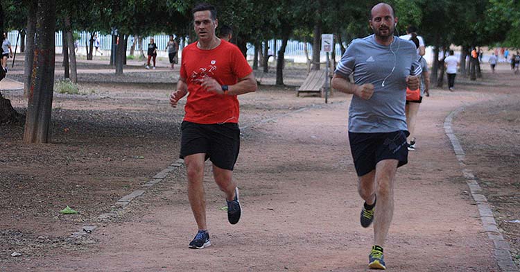 Dos integrantes del Moriles de Baloncesto ejercitándose en el Circuito de El Tablero.