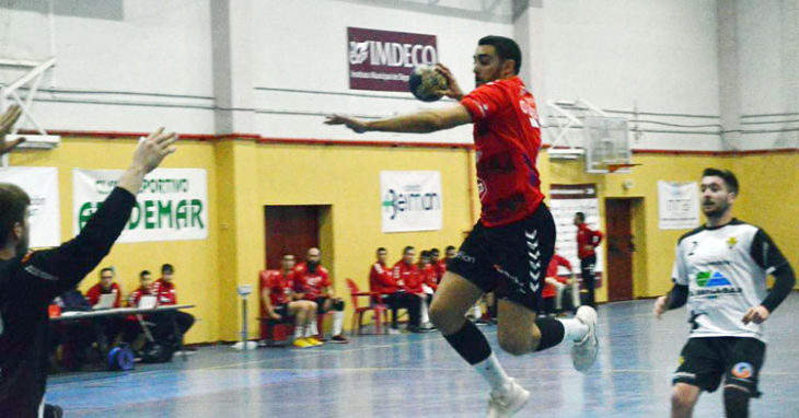 Nano Ortega volando para golear en Fátima. Foto: CBM