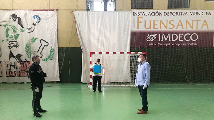 El presidente de Adesal, Paco Castillo cambiando impresiones con Manuel Torrejimeno, el delegado de Deportes del Ayuntamiento.