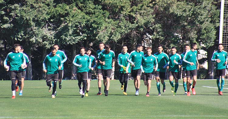 La plantilla del Córdoba haciendo carrera continua en uno de sus últimos entrenamientos.
