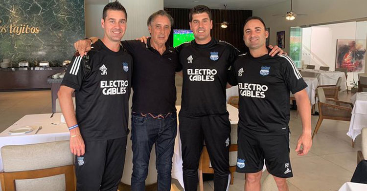 Miguel Ángel Portugal en Bolivia junto a otros técnicos