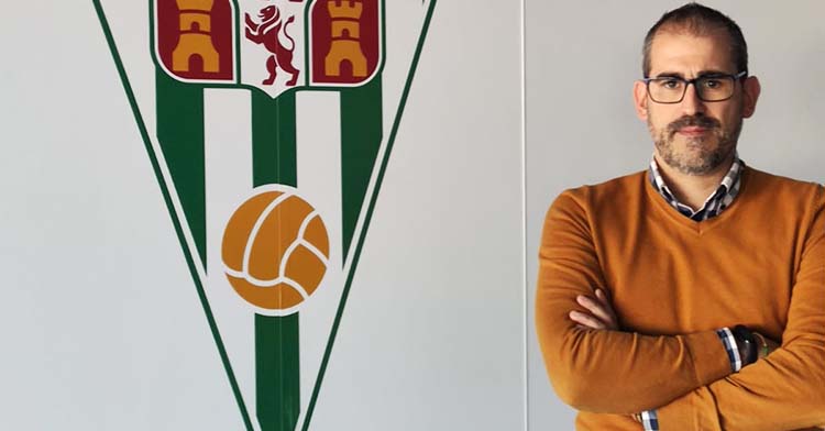 Rafa Sánchez posa junto al escudo del Córdoba en sus oficinas, por donde pasó en varias etapas y en la actualidad se encargaba del scouting de jugadores.