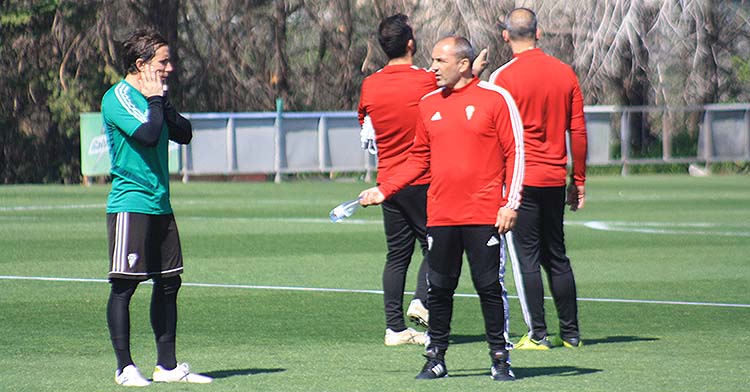 Raúl Cámara departiendo con Sabas en el primer entrenamiento del técnico madrileño.