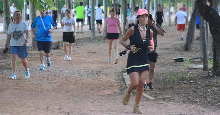 Una runners encabeza la recta de un largo reguero de corredores en El Tablero.