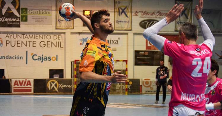 El zurdo Ruslan Dashko armando el brazo en el partido ante el Cangas.