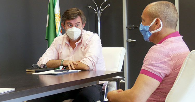 Juan Sabas reunido con González Calvo el día de su renovación. Foto: CCF