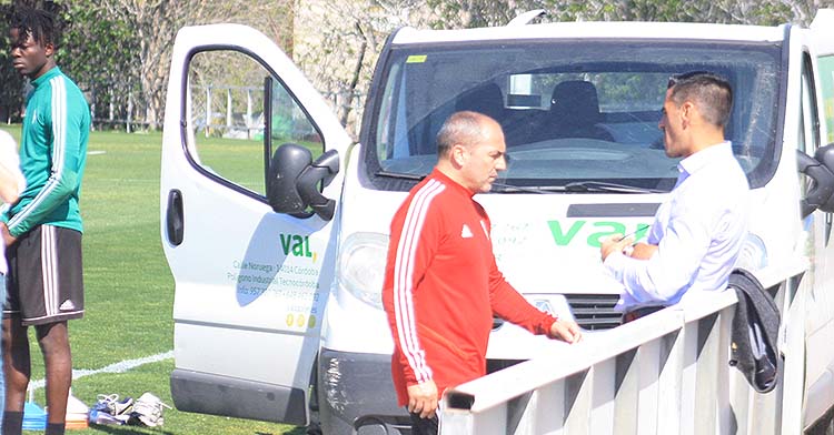 Sabas departiendo con Juanito en el que fue su primer entrenamiento con el Córdoba.