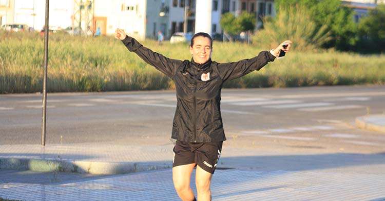 Una runner saludando a la cámara de Cordobadeporte.