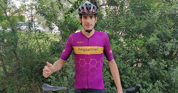 Víctor Manuel Fernández entrenando por la sierra de Córdoba esta semana con su nuevo maillot de Hispamiel.
