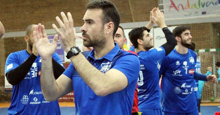 Víctor Montesinos aplaudiendo al público de El Pandero tras un partido de su equipo. Foto: Club ARS