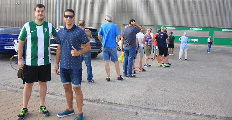 Varios aficionados cordobesistas guardando cola la pasada temporada para adquirir sus carnets de socios.