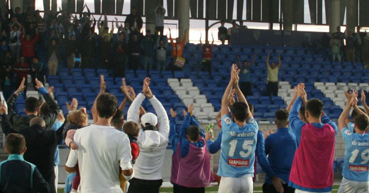 La afición lucentina celebrando con sus jugadores una victoria. Foto: @ciudaddelucena