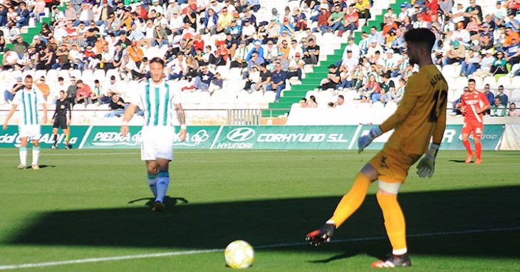 El meta bujalanceño Alfonso Pastor en el partido ante el Sevilla Atlético disputado en El Arcángel, el último que ganó el Córdoba antes de la cancelación de la competición.