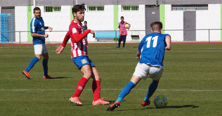Iniesta, de rojiblanco, vigila a un rival. Foto: CD Pozoblanco