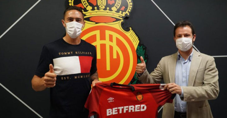 Antonio Raíllo posa con la camiseta del Mallorca tras sellar su continuidad. Foto: RCD Mallorca