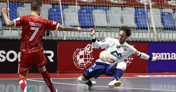 Carlos Barrón tapando un ataque de ElPozo. Foto: RFEF