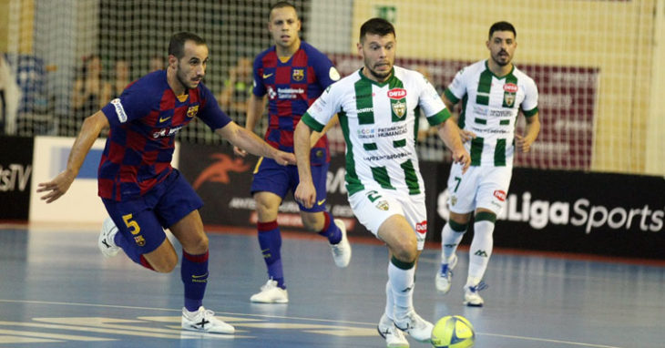 Boyis persiguiendo a Juanra en el partido del inicio de temporada en Vista Alegre