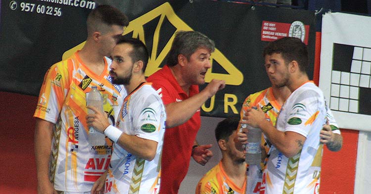 Paco Bustos dando instrucciones a David Estepa, con José Cuenca en primer término.