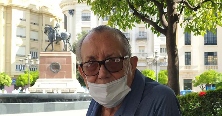 Rafael Campanero posa para los lectores de Cordobadeporte.com con su mascarilla y el Gran Capitán de fondo donde espera ver otro ascenso del Córdoba la próxima temporada.